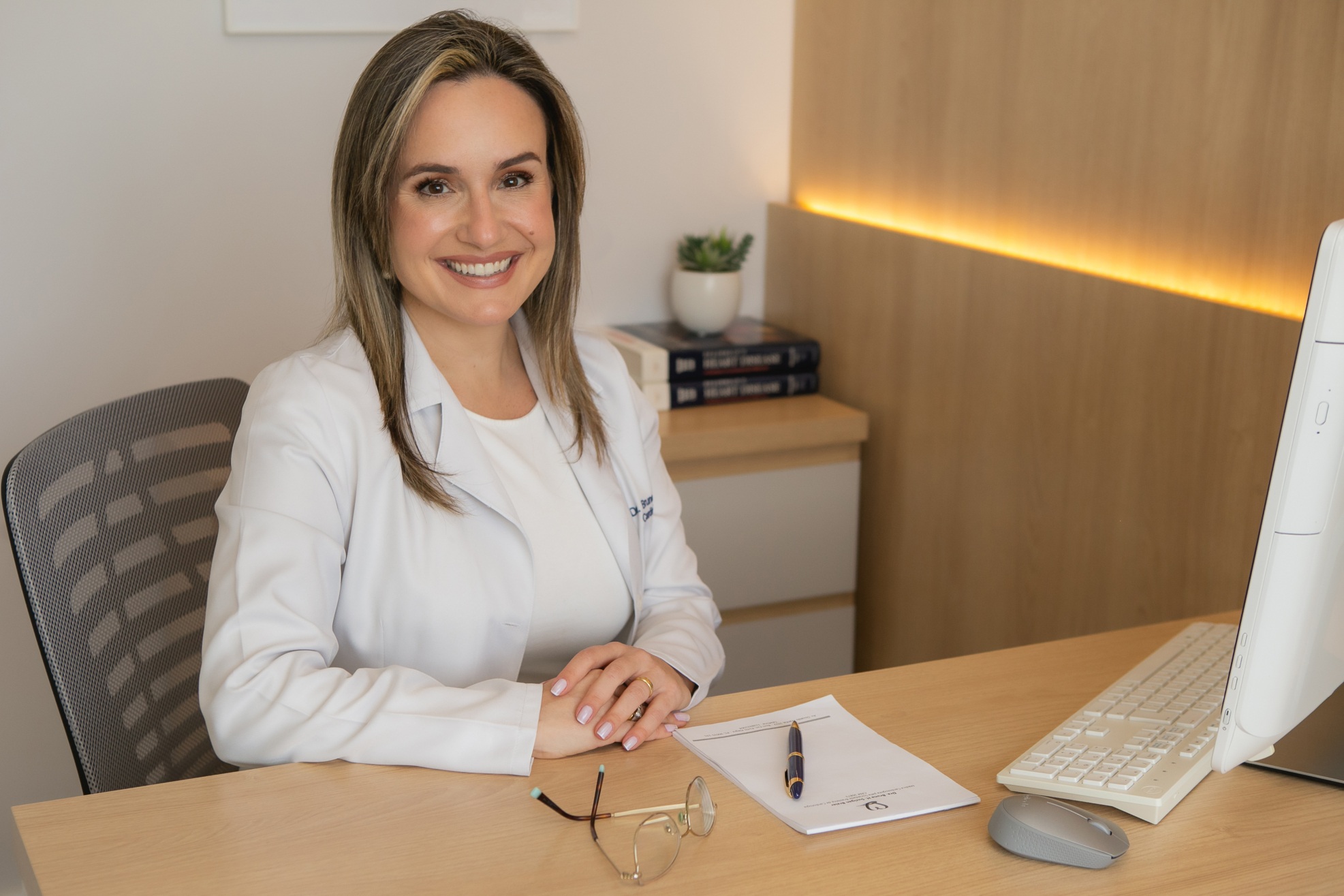 Dra. Bruna Suzigan em seu consultório